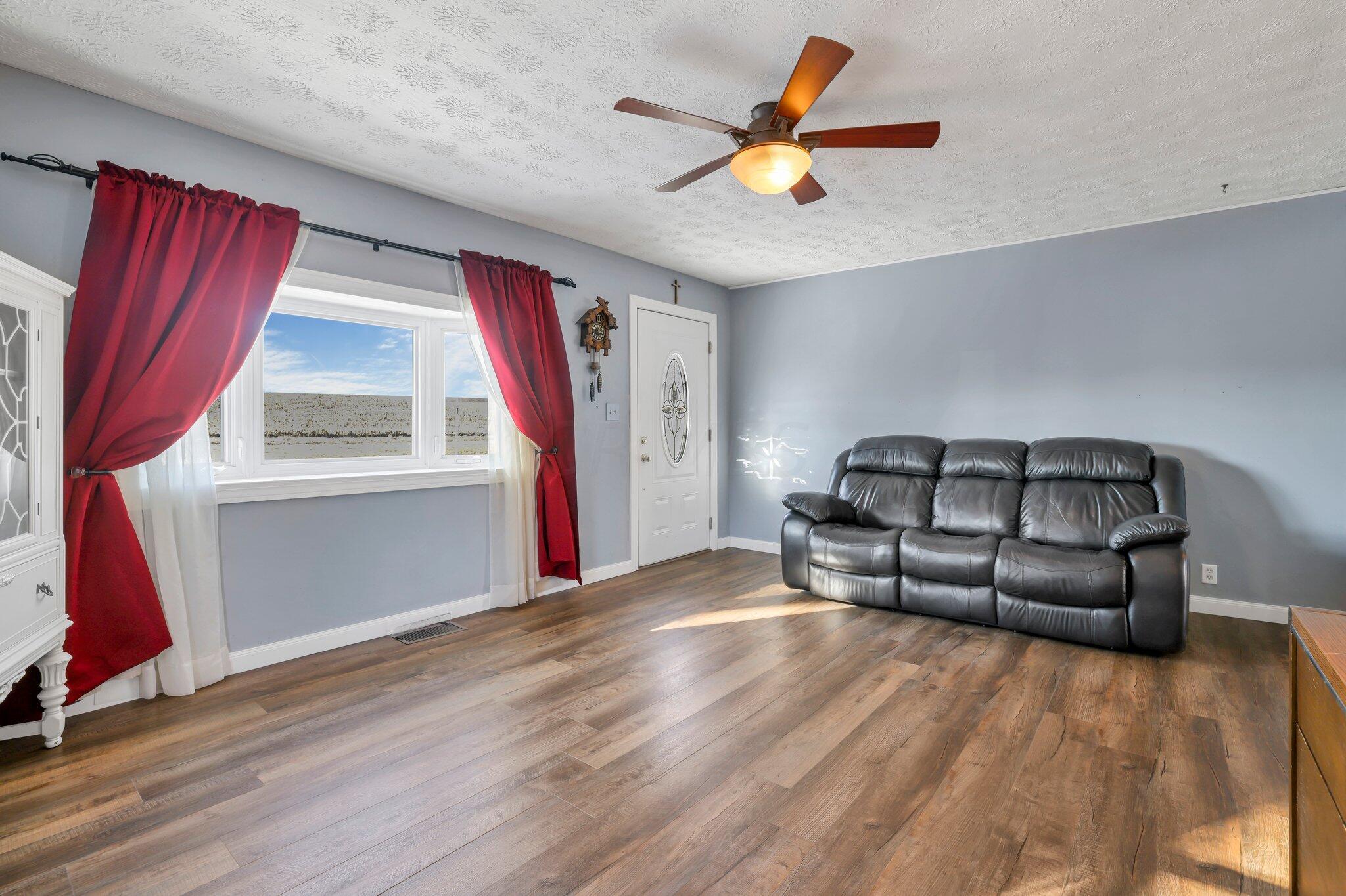 9650 Bussert Road Southwest Amanda, OH 43102 - Photo 6 of 64 Living room 4