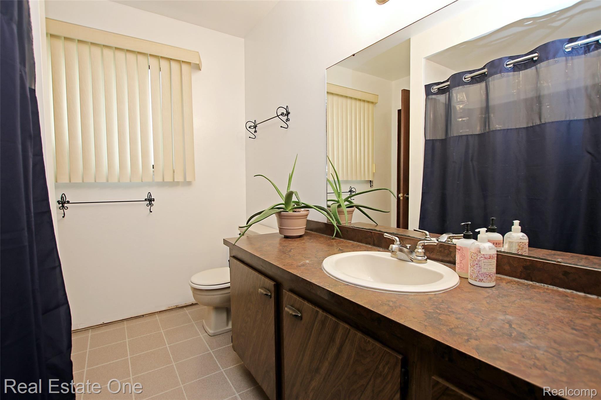 940 South Hurd Road Oxford, MI 48371 - Photo 22 of 57 22) Bathroom.jpg