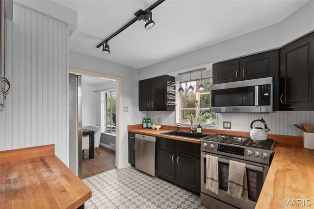 $439,000 | 581 West Lockwood Avenue, Webster Groves, MO 63119