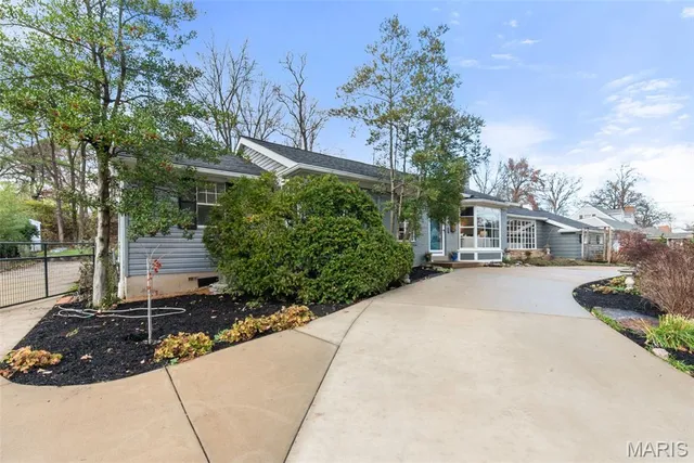 $439,000 | 581 West Lockwood Avenue, Webster Groves, MO 63119