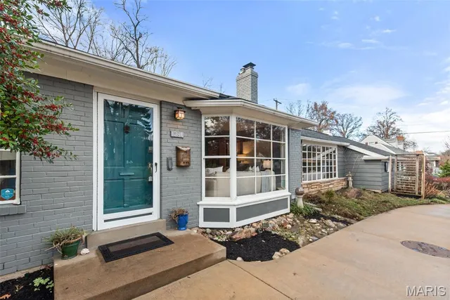 $439,000 | 581 West Lockwood Avenue, Webster Groves, MO 63119