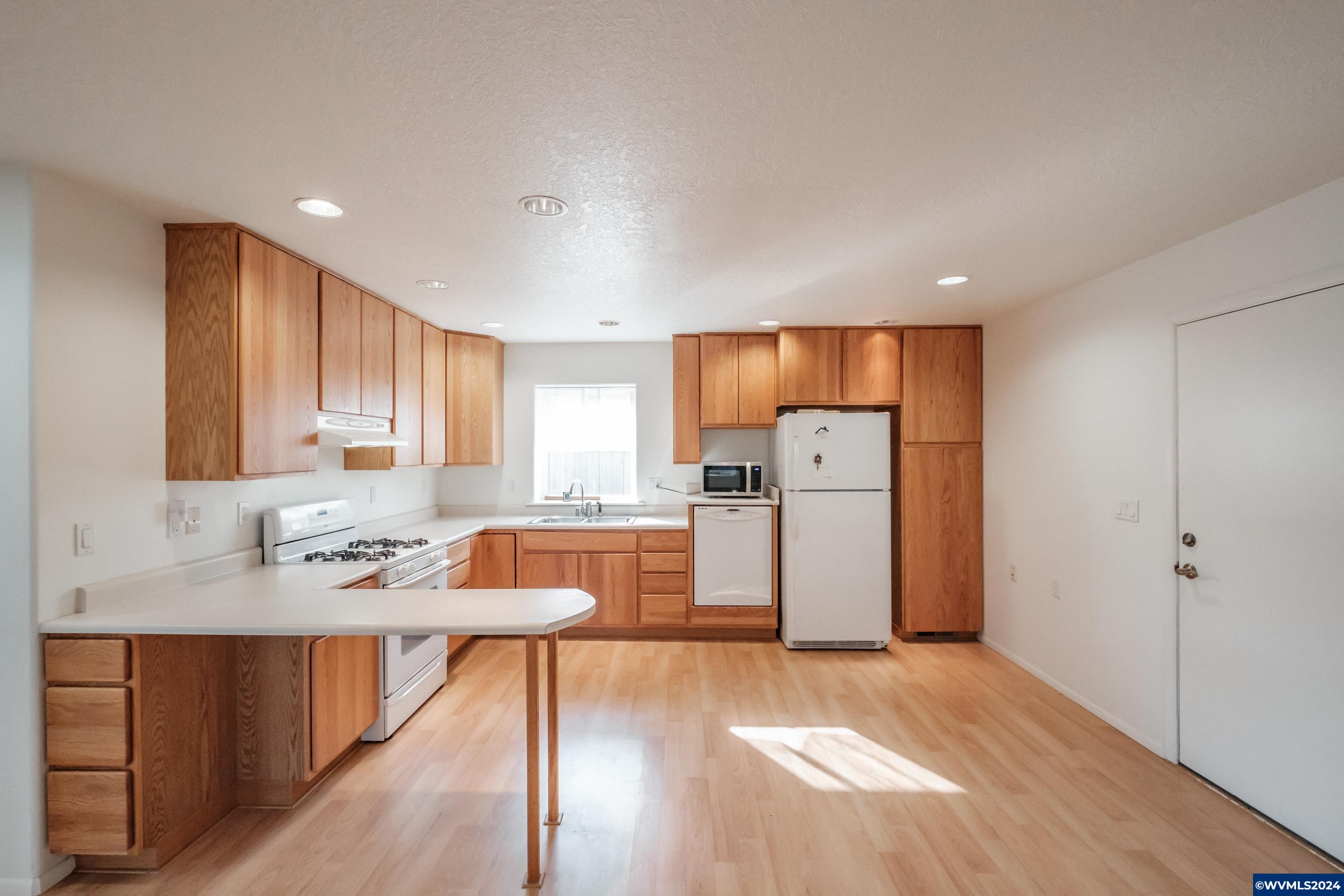 4045 Schafer Road Northeast Salem, OR 97305 - Photo 12 of 38