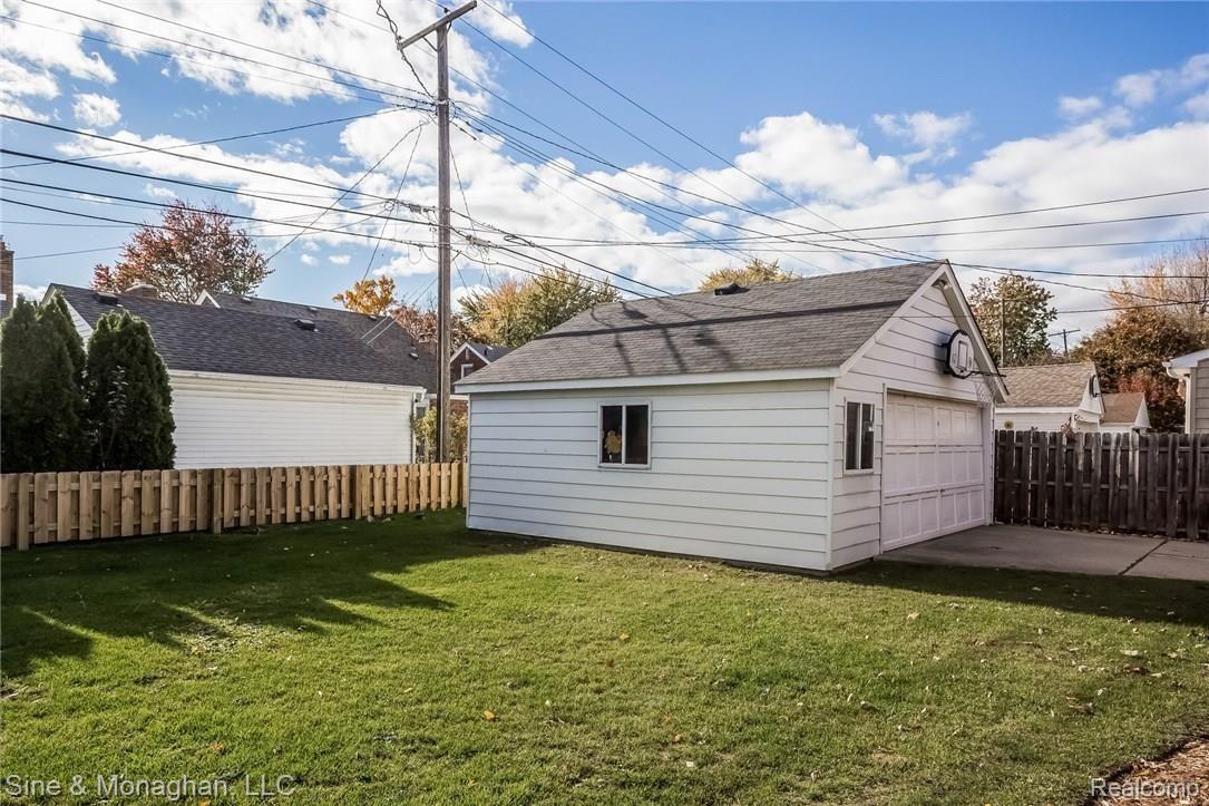 1595 Fairholme Road Grosse Pointe, MI 48236 - Photo 39 of 44 039-Garage-3435625-medium.jpg