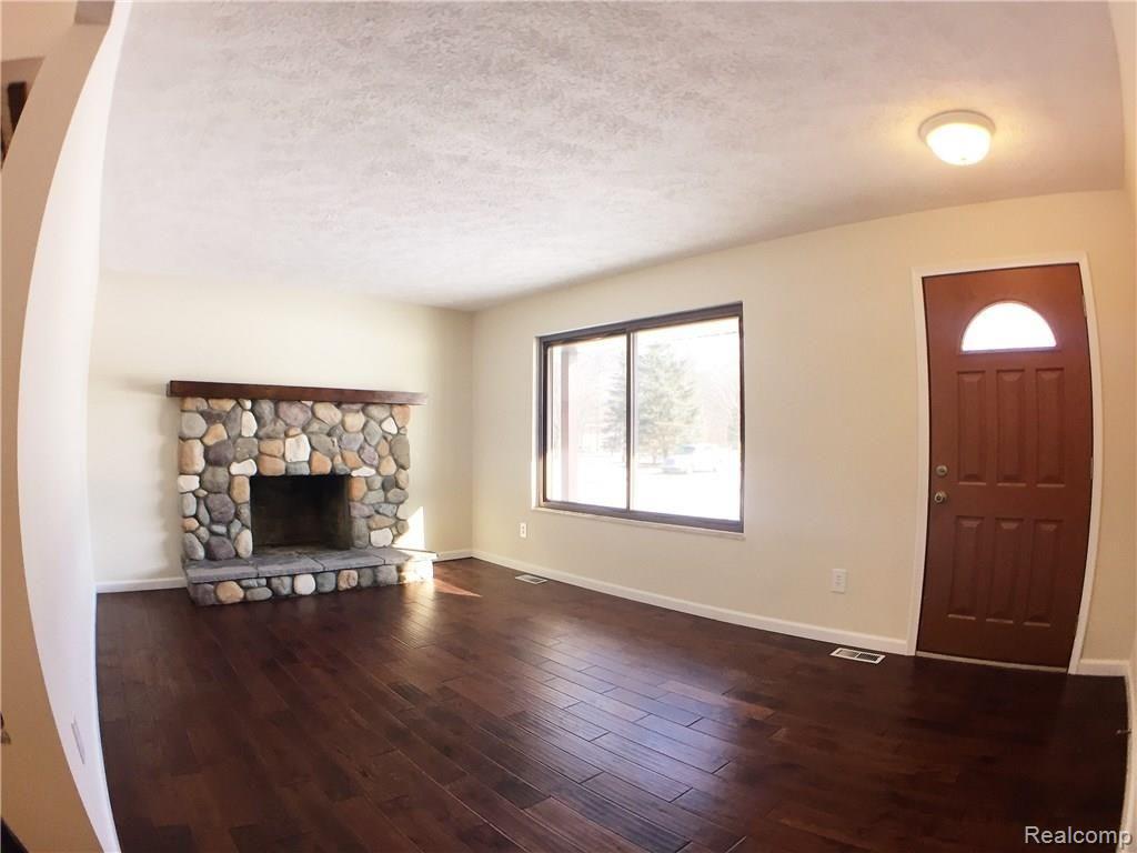 1160 Peavy Road Howell, MI 48843 - Photo 6 of 17 200 living room IMG_7415.jpg