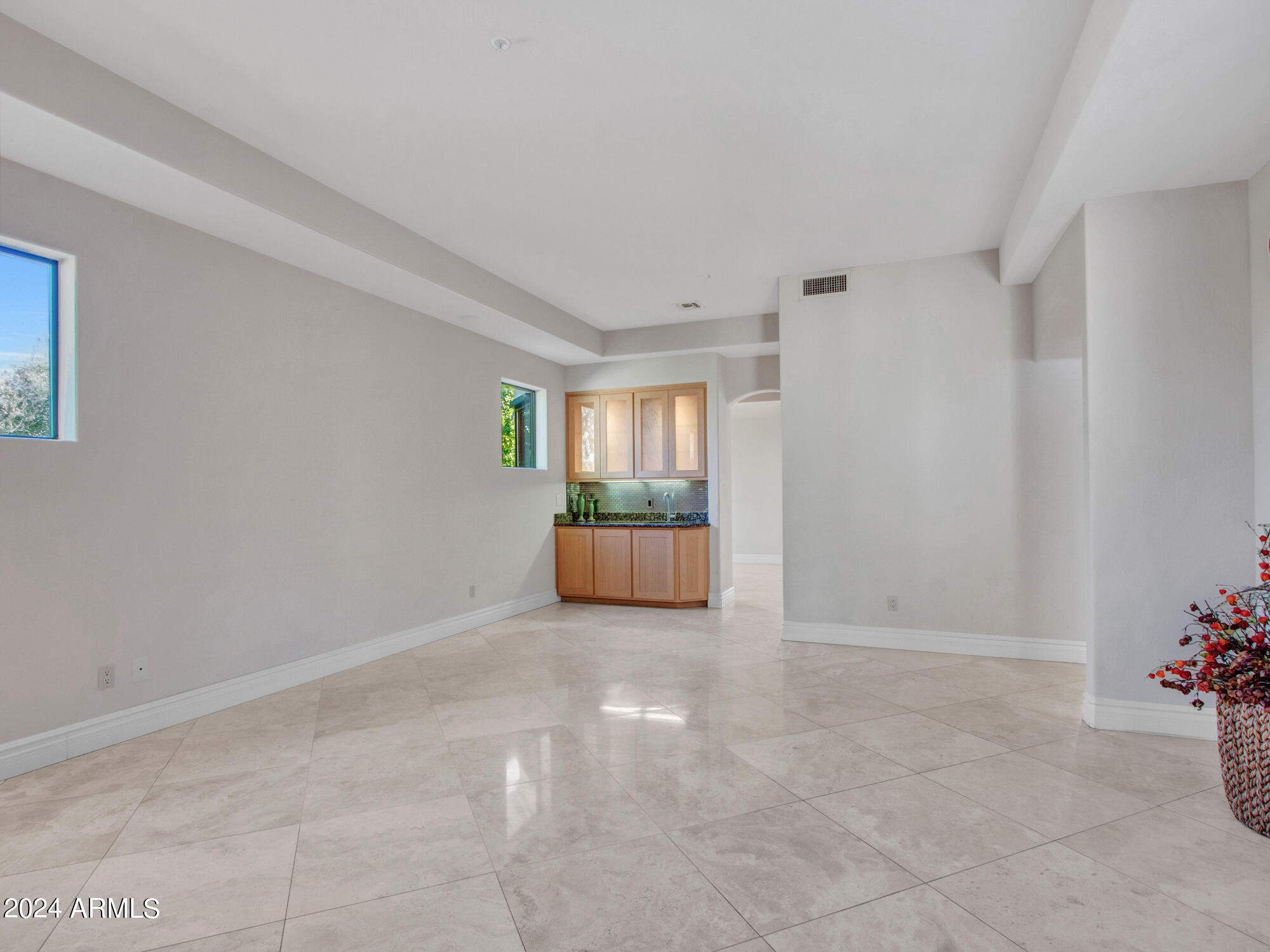 7375 East Gainey Ranch Road, Unit 2 Scottsdale, AZ 85258 - Photo 45 of 79 Family room w/ wet bar
