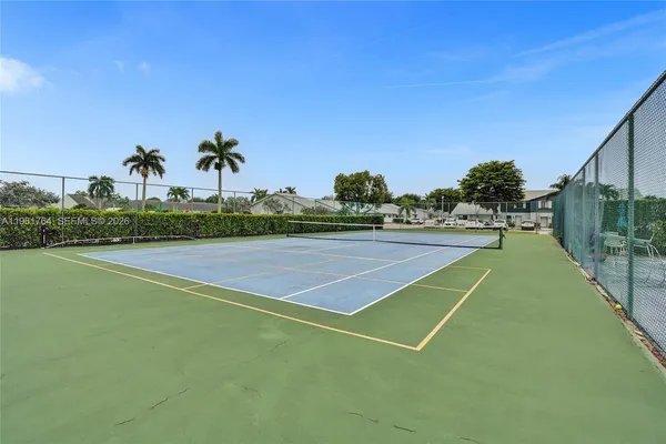 a tennis court that has tennis net