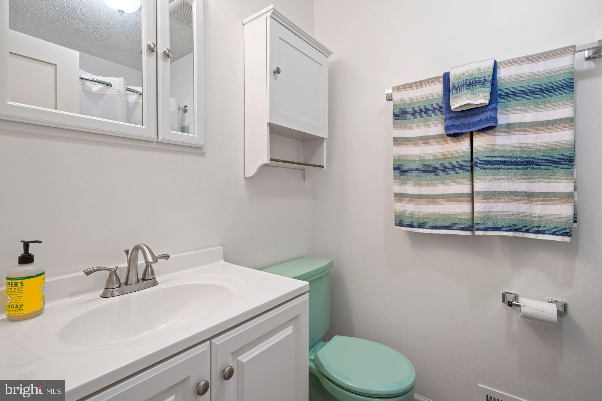 6111 Pinto Place Springfield, VA 22150 - Photo 22 of 35 Hall bath shared by secondary bedrooms.