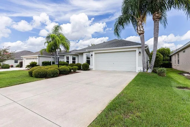 a view of outdoor space yard and porch