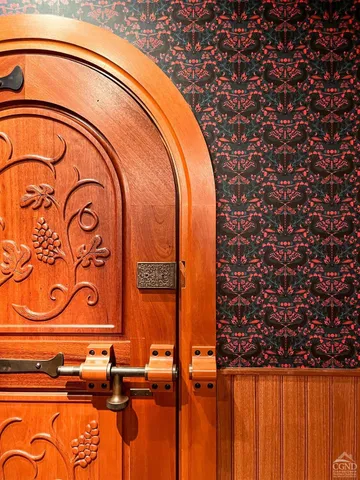 a view of entryway with outdoor area