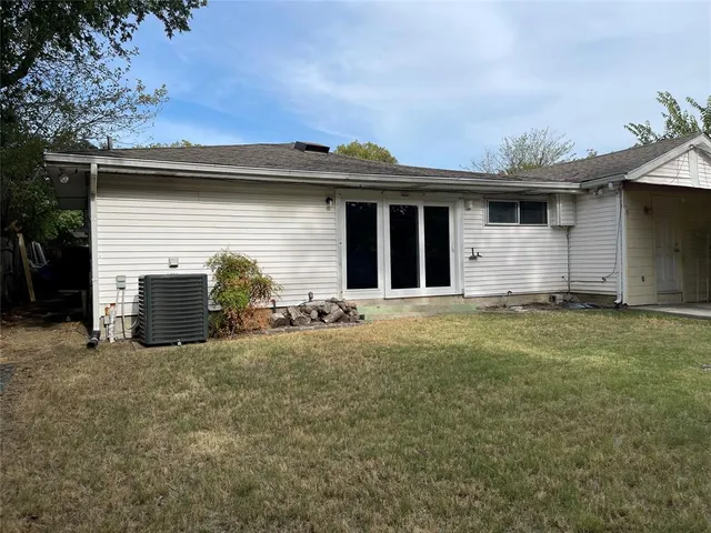 a view of a house with a yard and garage