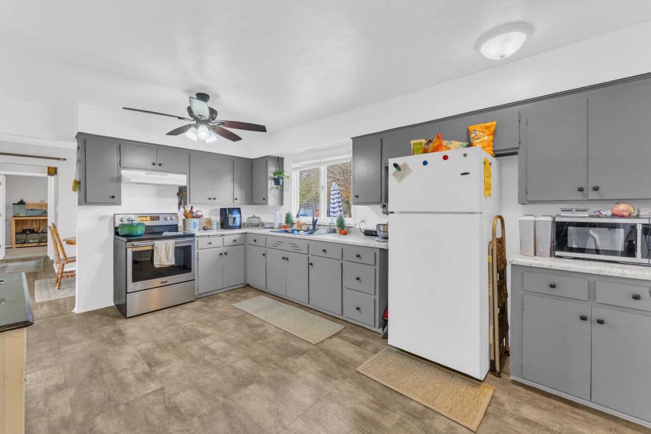 40522 Bloomfield Road Wheatland, WI 53128 - Photo 16 of 54 Large Kitchen