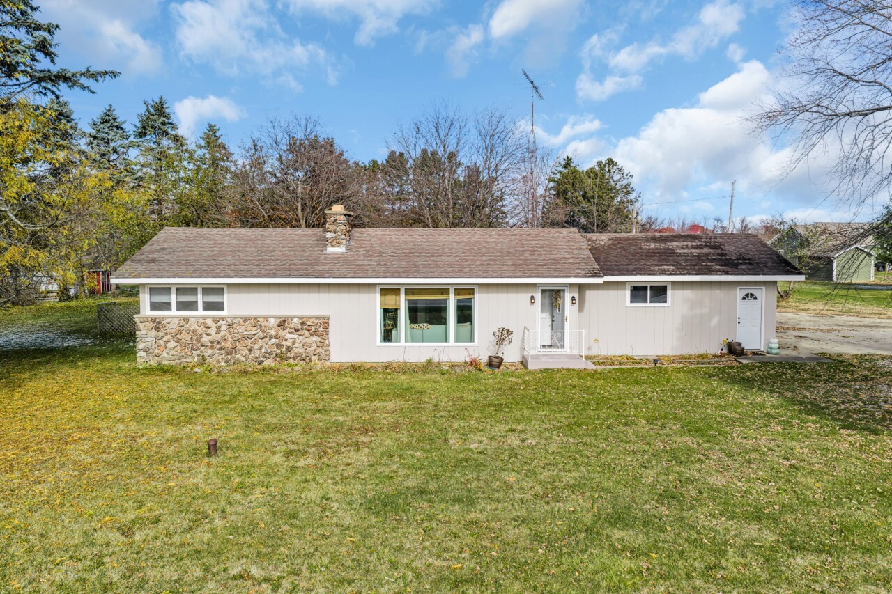40522 Bloomfield Road Wheatland, WI 53128 - Photo 2 of 54 Front of Home