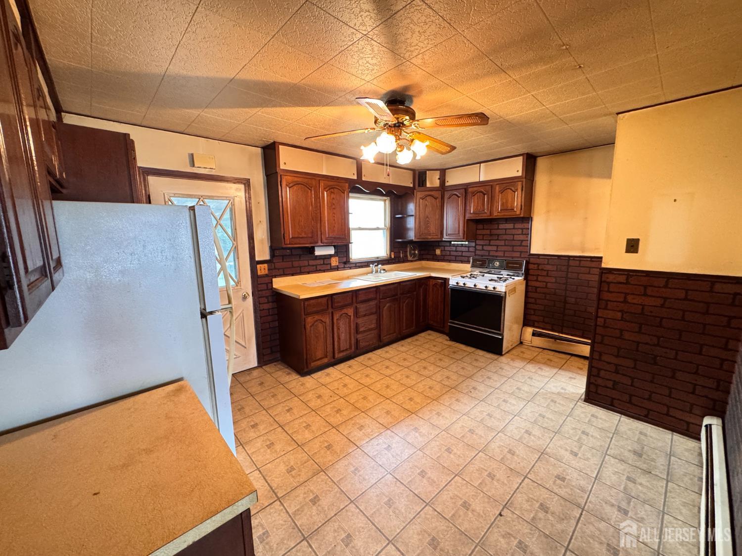 554 Ridgeway Avenue Sayreville, NJ 08879 - Photo 7 of 42
