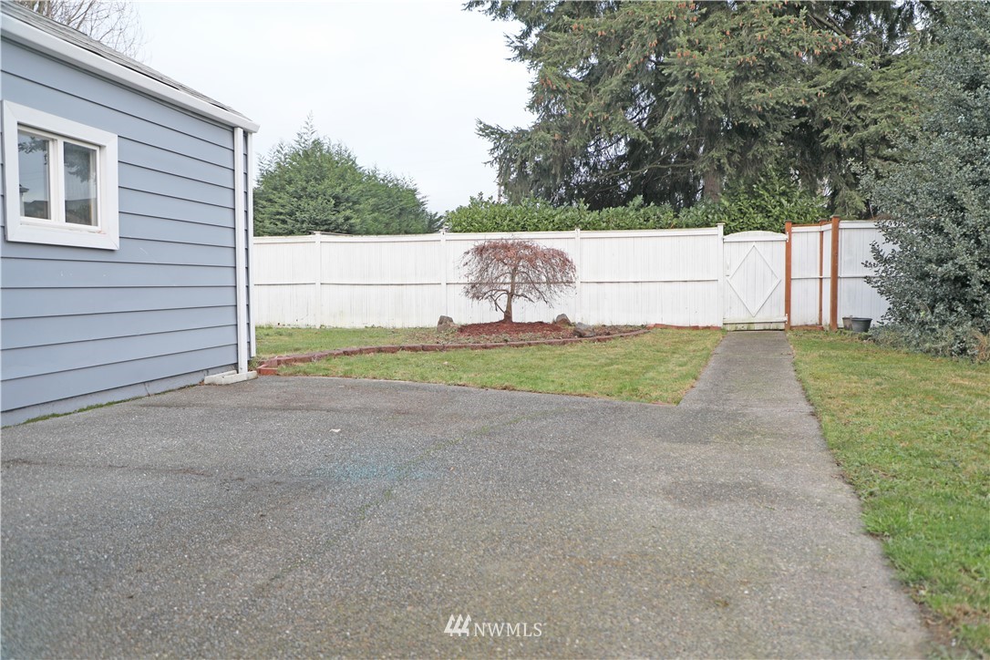 512 Wells Avenue North Renton, WA 98057 - Photo 4 of 25