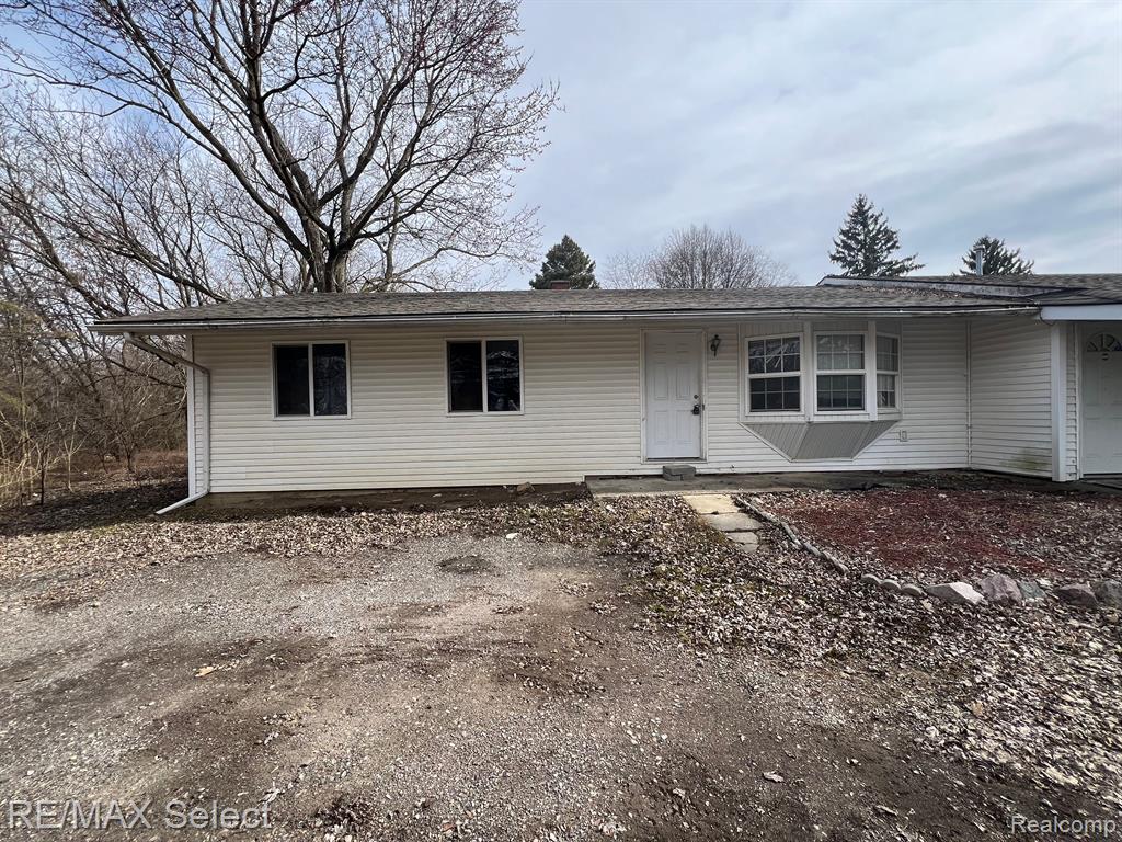3211 South Center Road Burton, MI 48519 - Photo 2 of 30