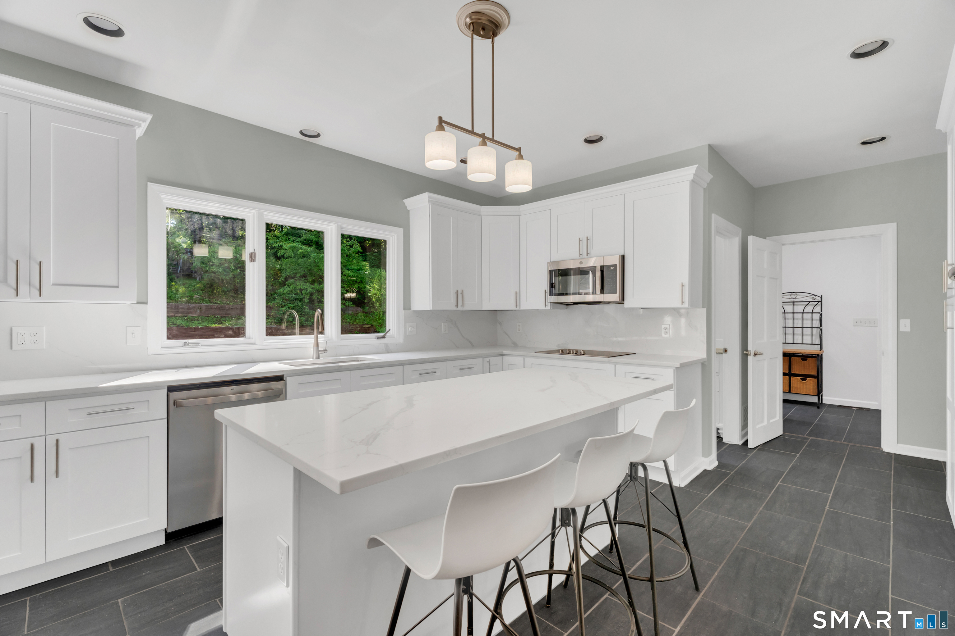 141 Putting Green Road Trumbull, CT 06611 - Photo 8 of 40