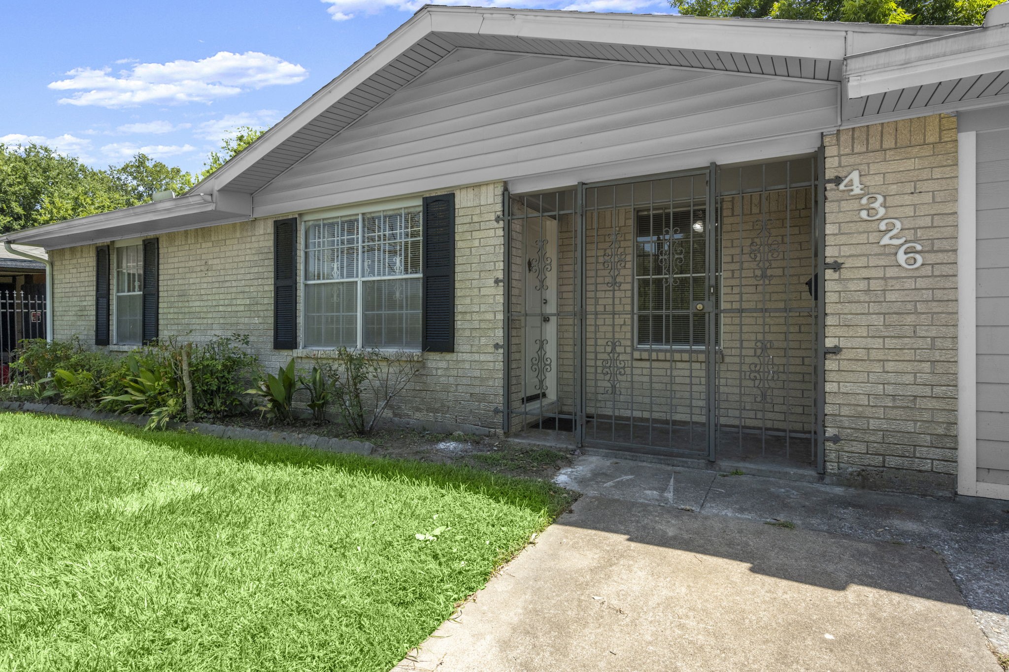4326 Akard Street Houston, TX 77047 - Photo 40 of 43 a front view of a house with a garden