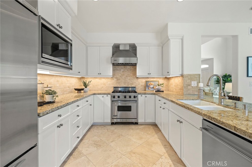 13013 Maxwell Drive Tustin, CA 92782 - Photo 14 of 41 Kitchen Featuring Viking Appliances