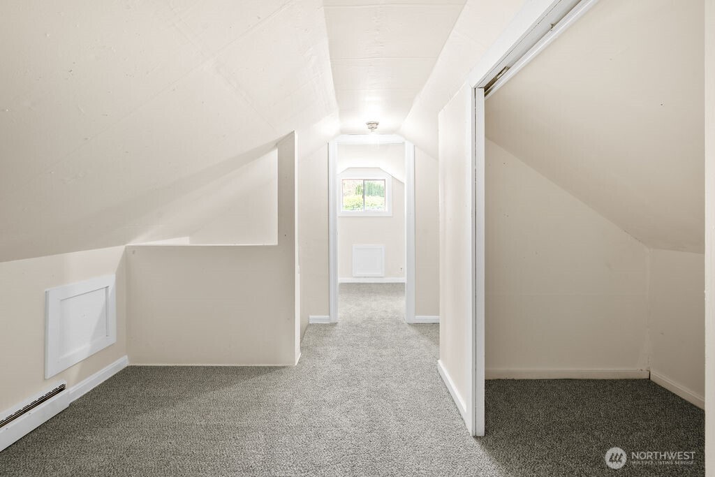 7302 Blaine Road Aberdeen, WA 98520 - Photo 18 of 38 an empty room with closet