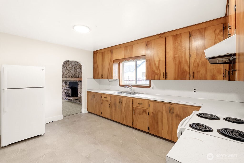 7302 Blaine Road Aberdeen, WA 98520 - Photo 7 of 38 a large bathroom with a tub sink and mirror