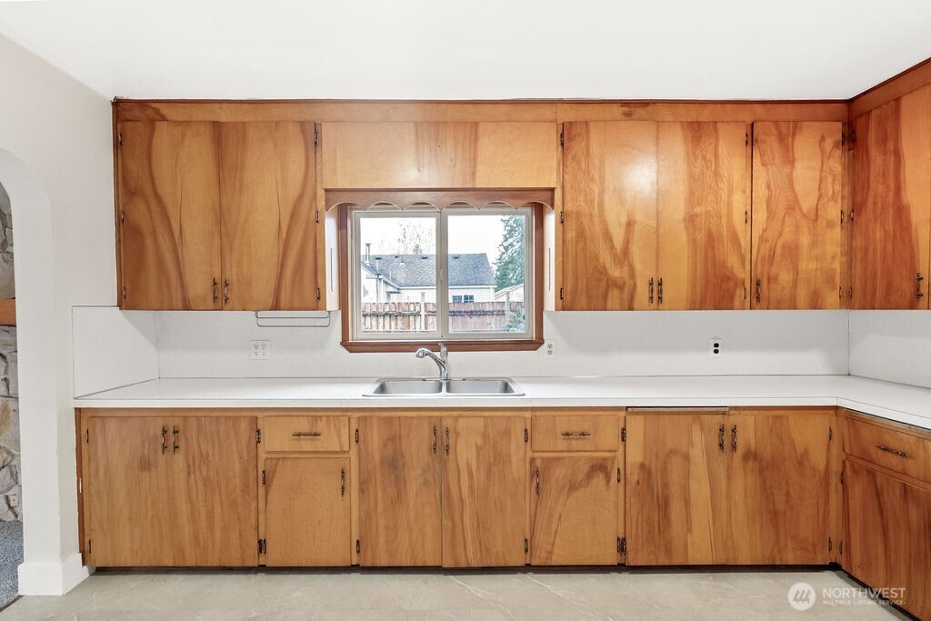 7302 Blaine Road Aberdeen, WA 98520 - Photo 8 of 38 a bathroom with a bathtub and a shower
