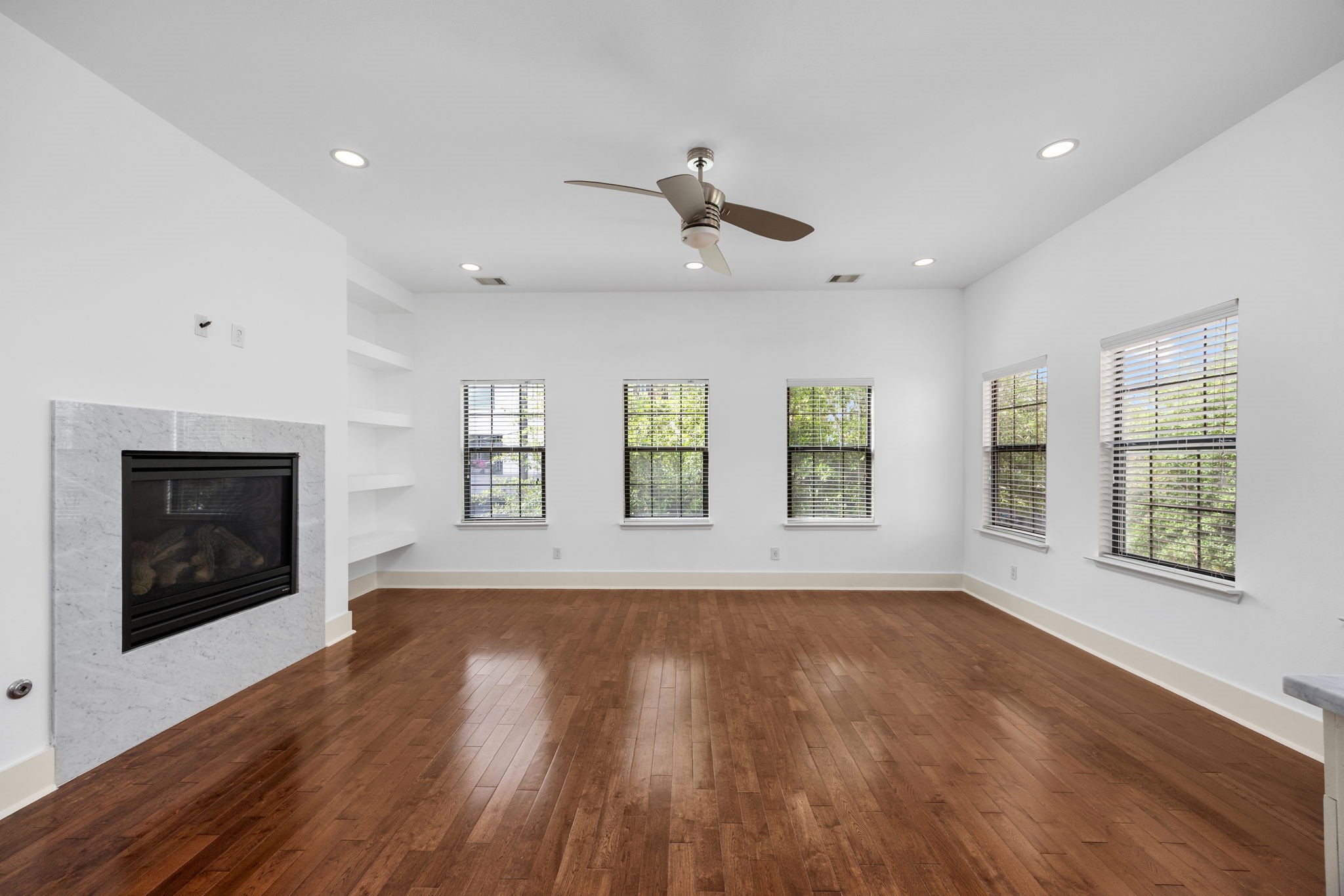 4512 Inker Street, Unit A Houston, TX 77007 - Photo 13 of 39 Second floor: Living room.