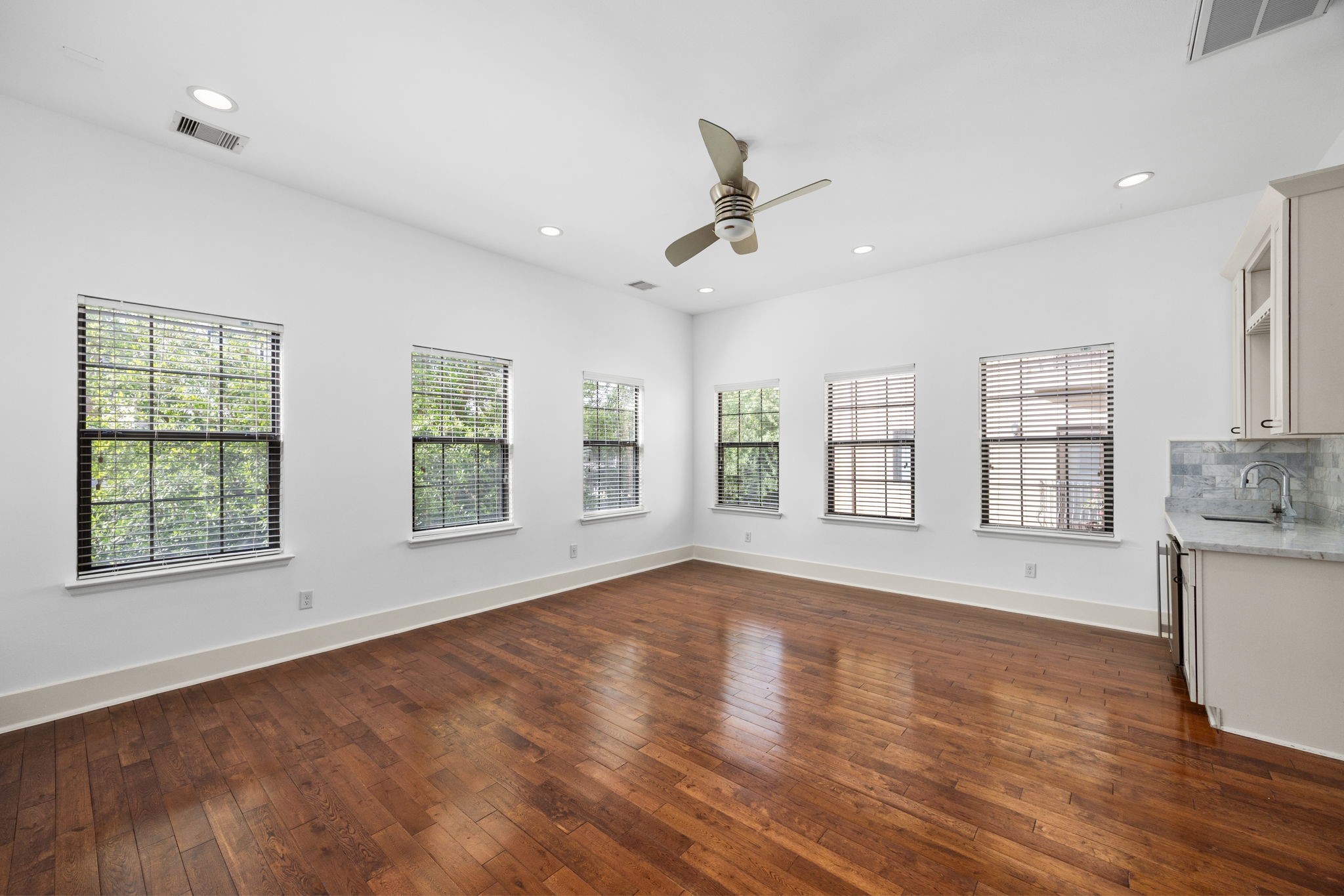 4512 Inker Street, Unit A Houston, TX 77007 - Photo 14 of 39 Second floor: Living room with built in coffee/wine bar.