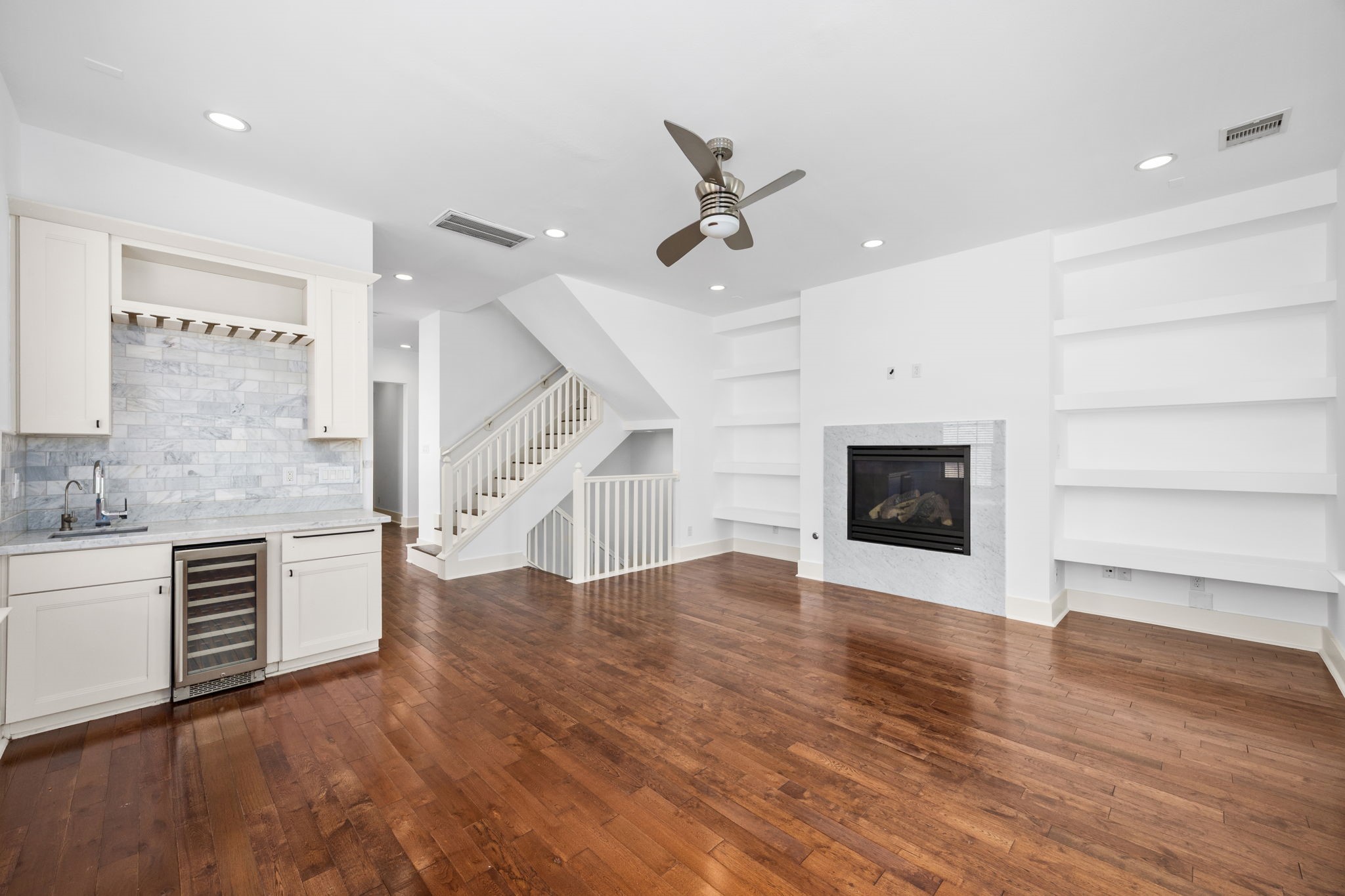 4512 Inker Street, Unit A Houston, TX 77007 - Photo 15 of 39 Second floor: Living room with built in coffee/wine bar.