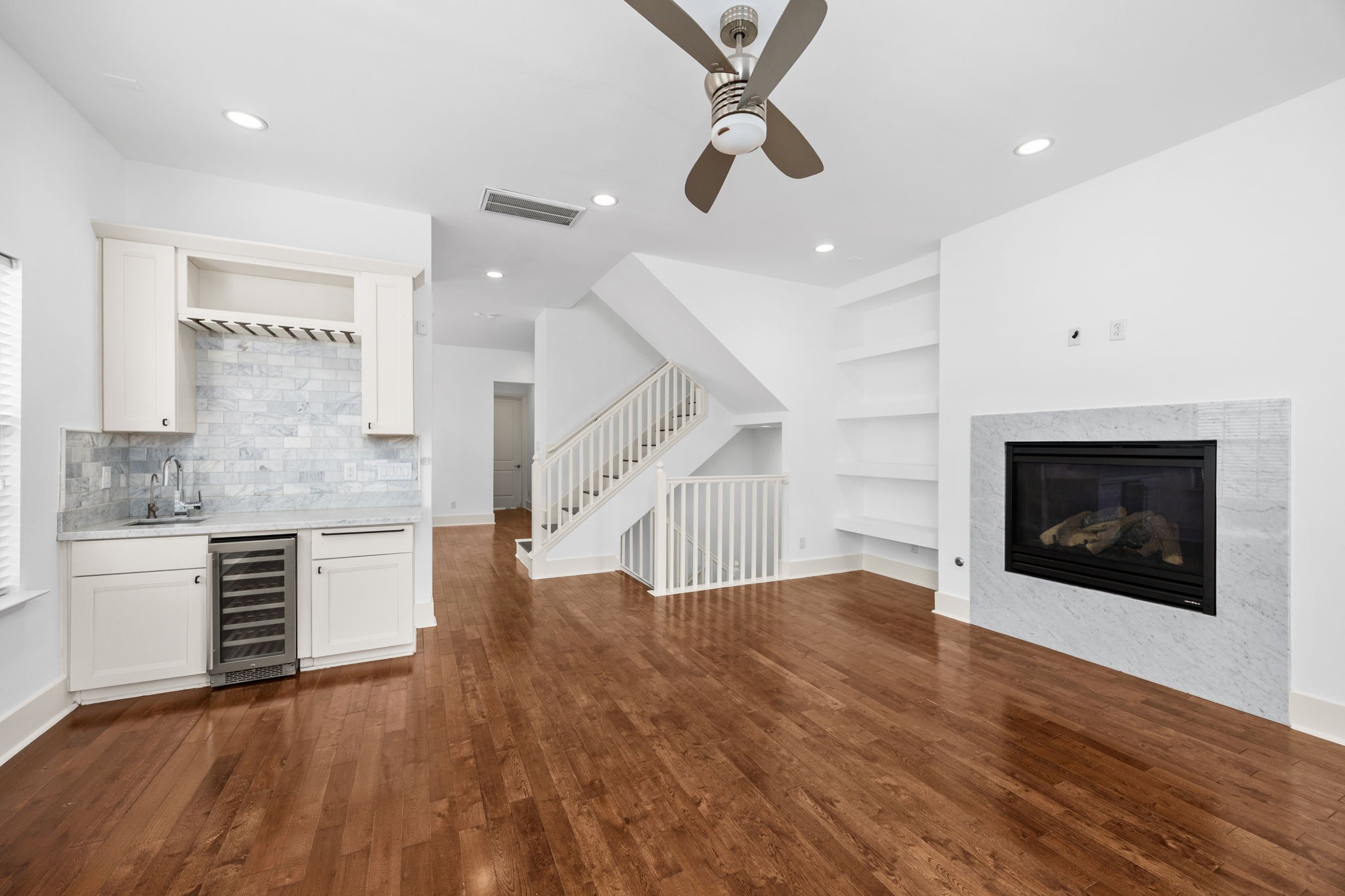 4512 Inker Street, Unit A Houston, TX 77007 - Photo 17 of 39 Second floor: Carrara marble throughout.