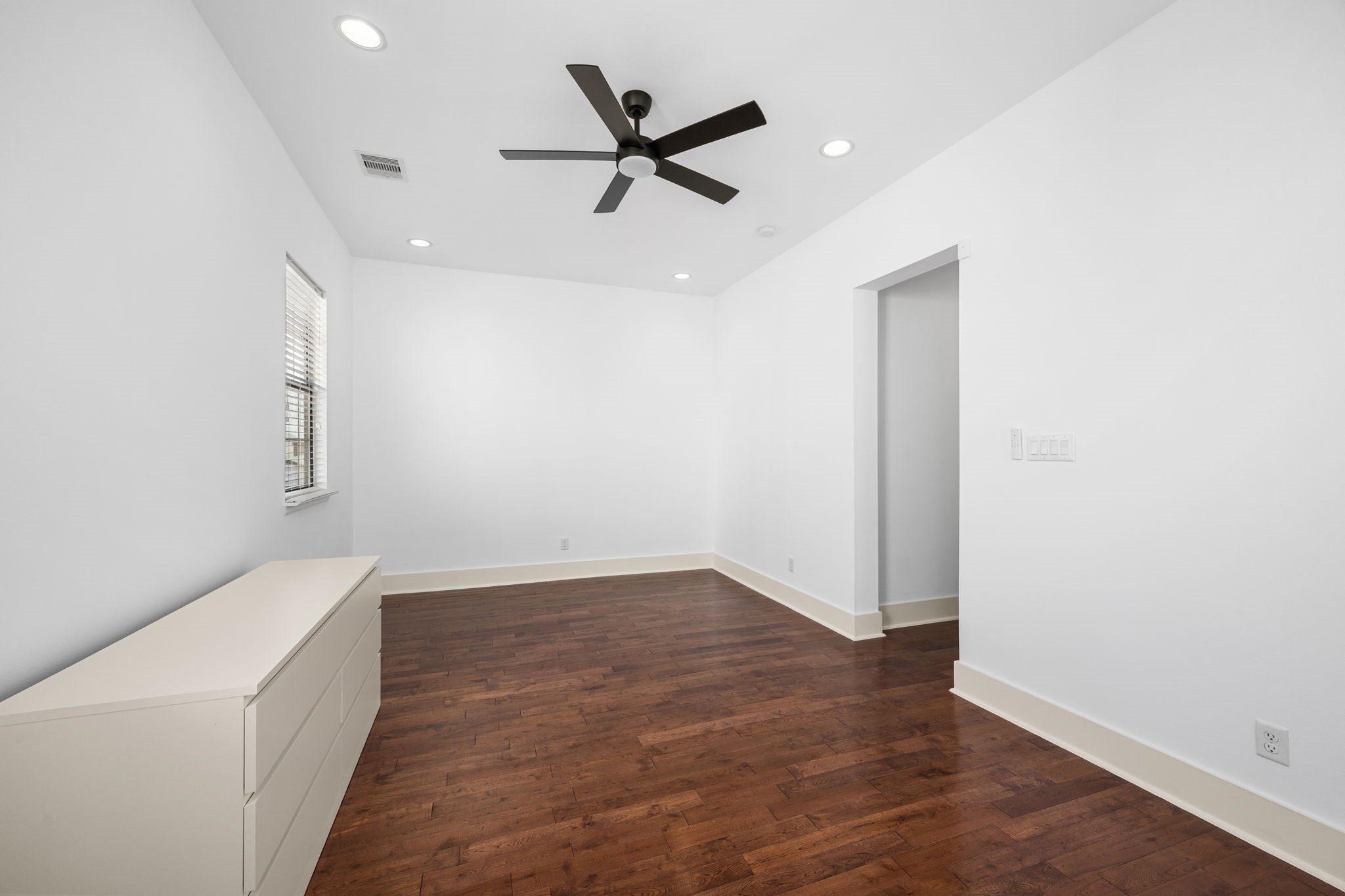 4512 Inker Street, Unit A Houston, TX 77007 - Photo 27 of 39 Second Floor: Primary bedroom.