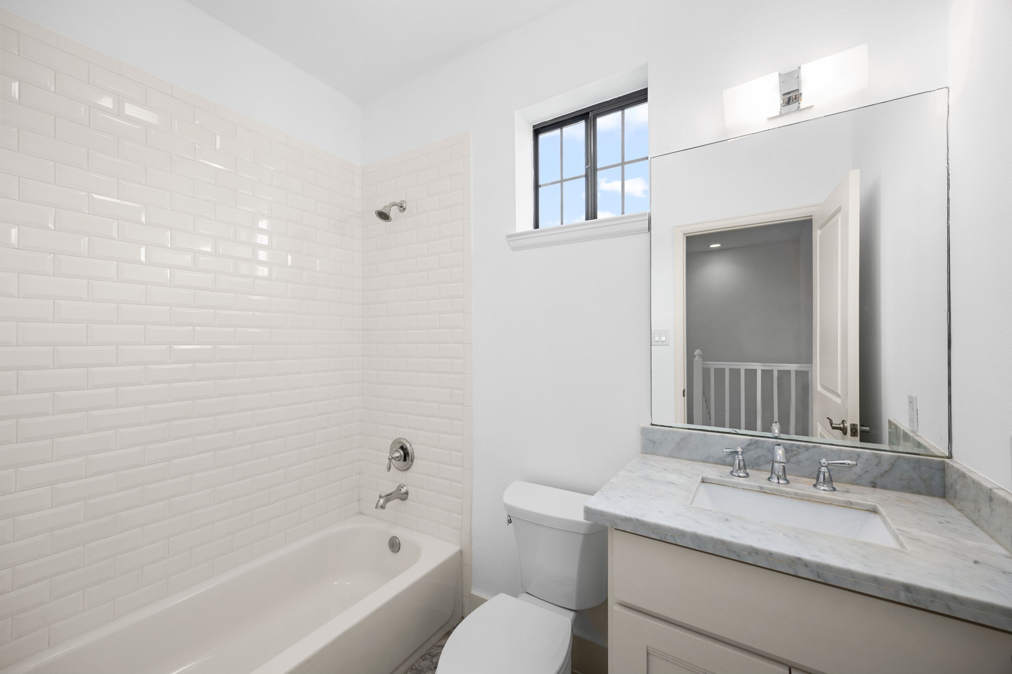 4512 Inker Street, Unit A Houston, TX 77007 - Photo 33 of 39 Third floor: Full bathroom.