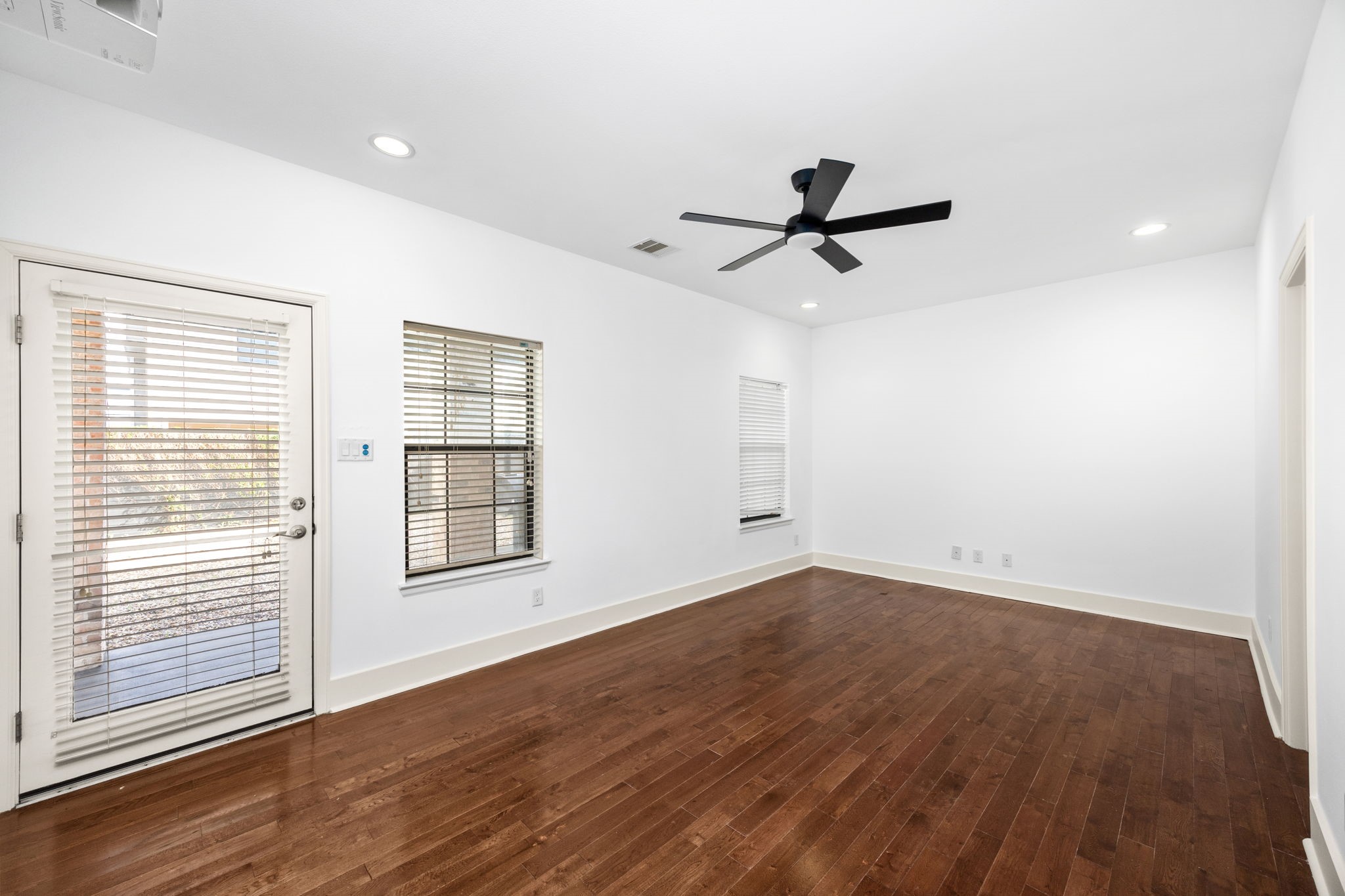4512 Inker Street, Unit A Houston, TX 77007 - Photo 9 of 39 First Floor: Bedroom 1 and full bathroom.
