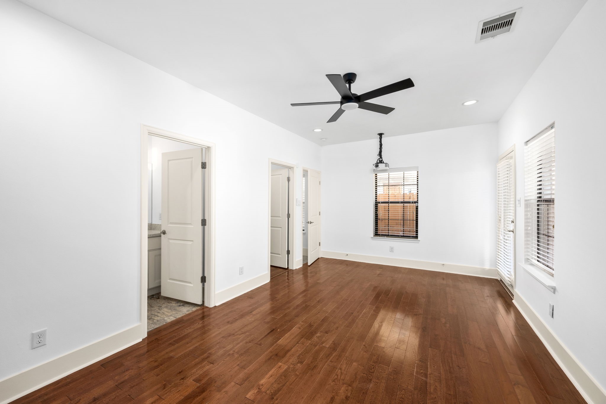 4512 Inker Street, Unit A Houston, TX 77007 - Photo 10 of 39 First Floor: Bedroom 1 and full bathroom.