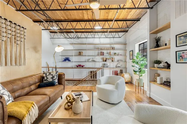 a view of an entrance of the house