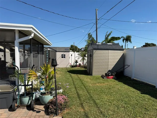 a view of a backyard