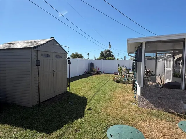 a view of a backyard