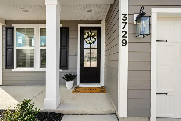a view of entrance door of the house