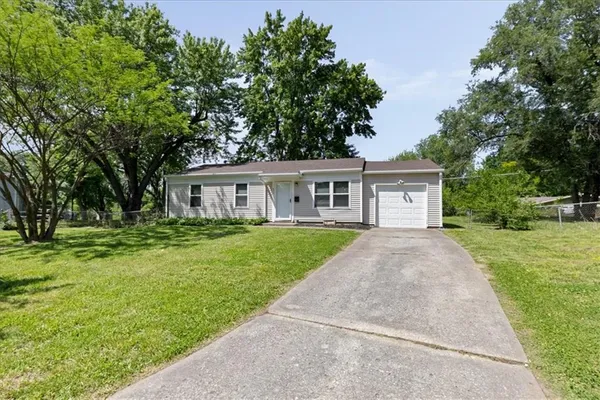 $185,000 | 406 North Geronimo Drive, Independence, MO 64056