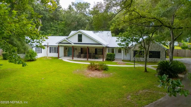 a view of a entrance gate of the house
