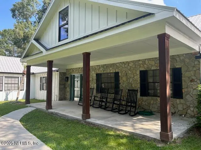 a view of yard with green space