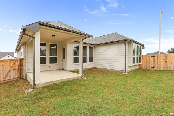a view of a house with backyard and garden