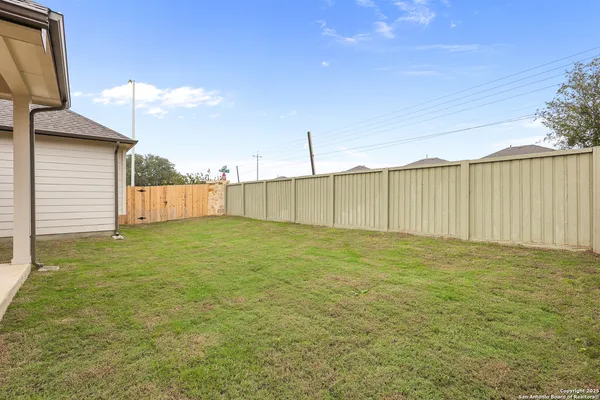 a view of a backyard