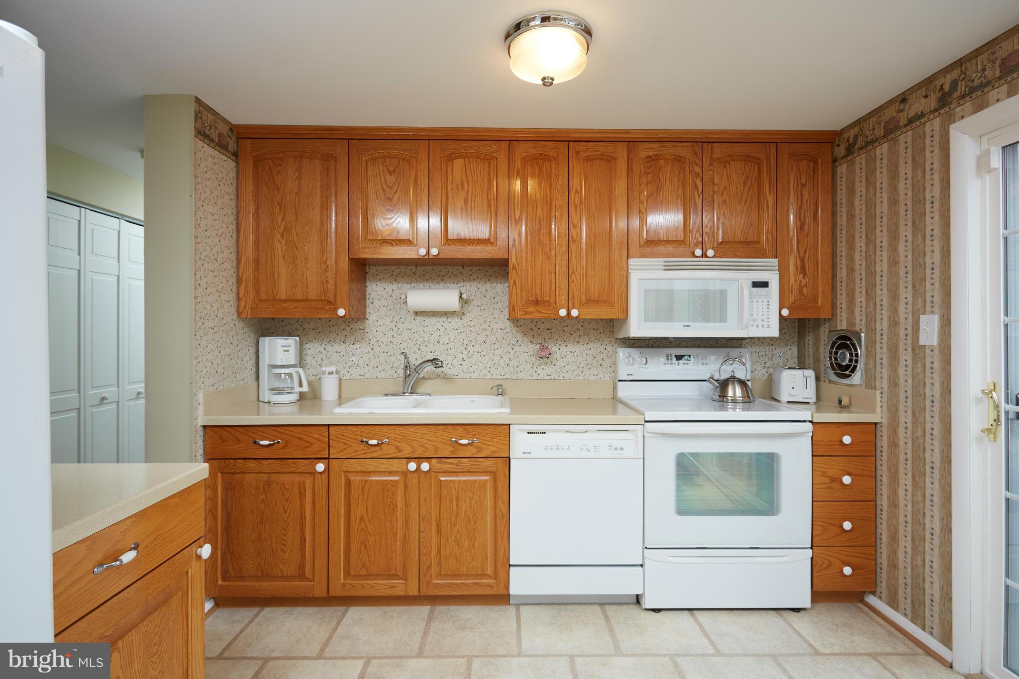 125 North Ithaca Road Sterling, VA 20164 - Photo 3 of 30 Kitchen