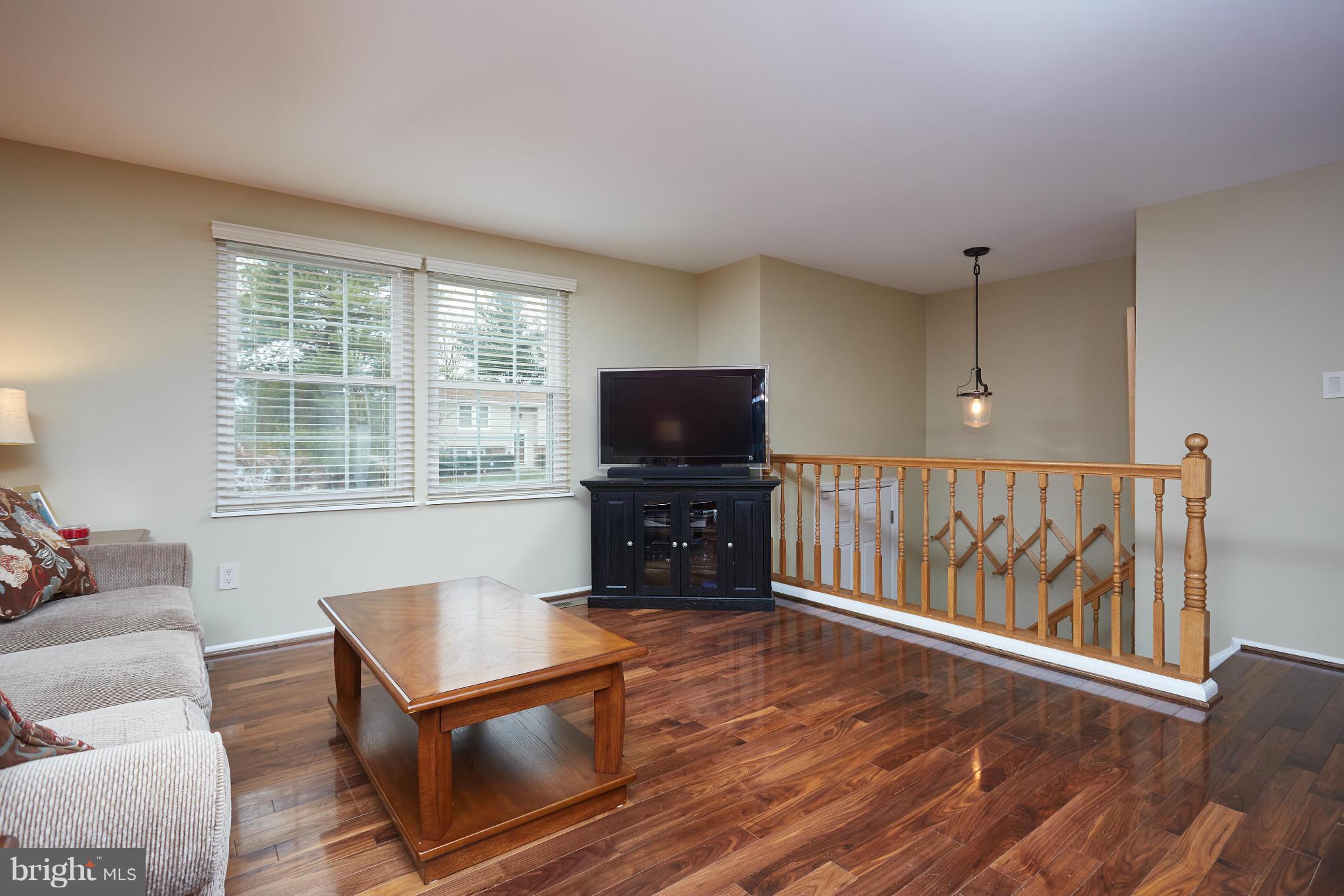 125 North Ithaca Road Sterling, VA 20164 - Photo 5 of 30 Living Room