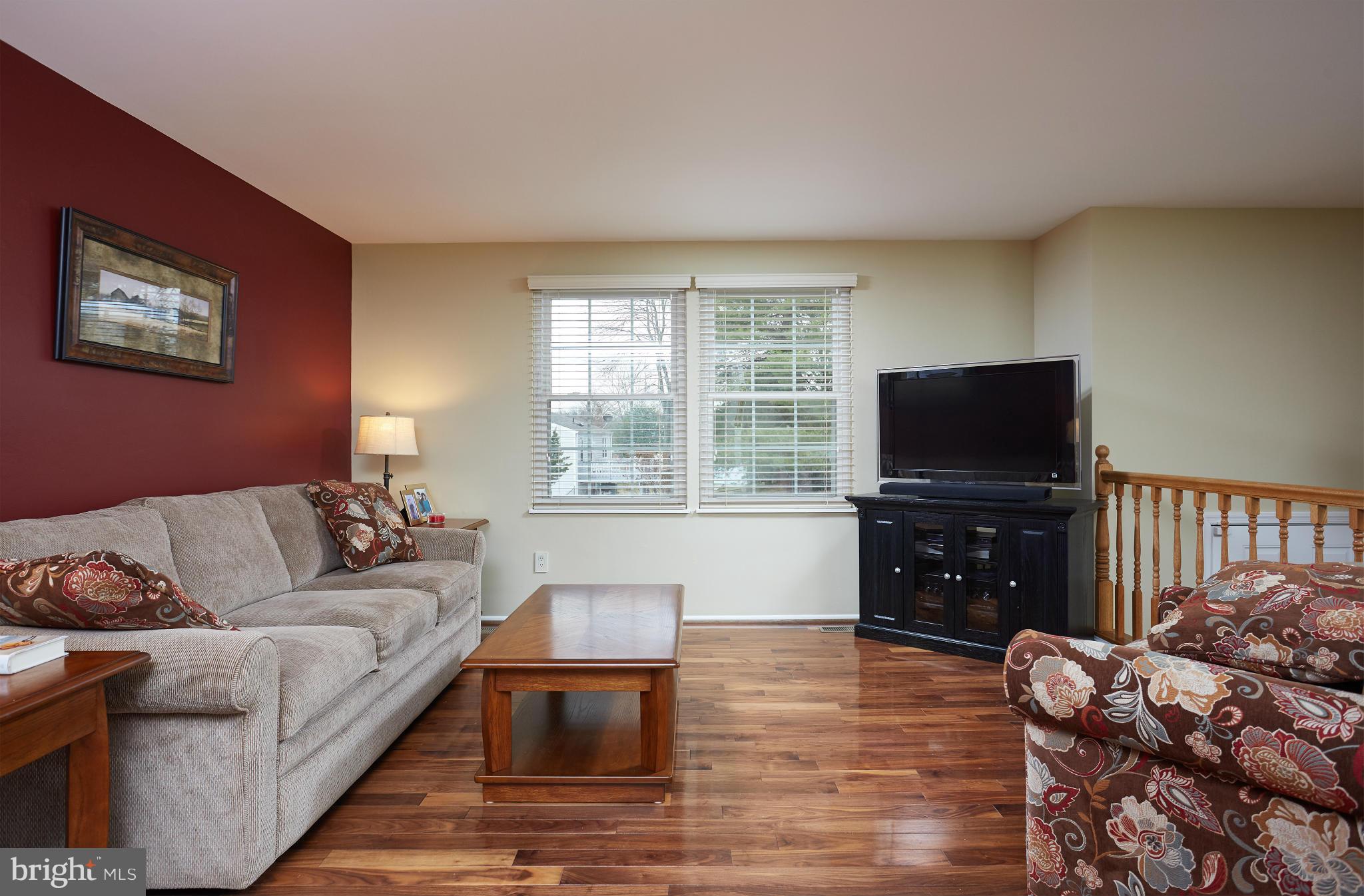 125 North Ithaca Road Sterling, VA 20164 - Photo 8 of 30 Living Room