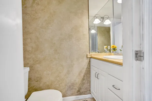 a picture of a dresser