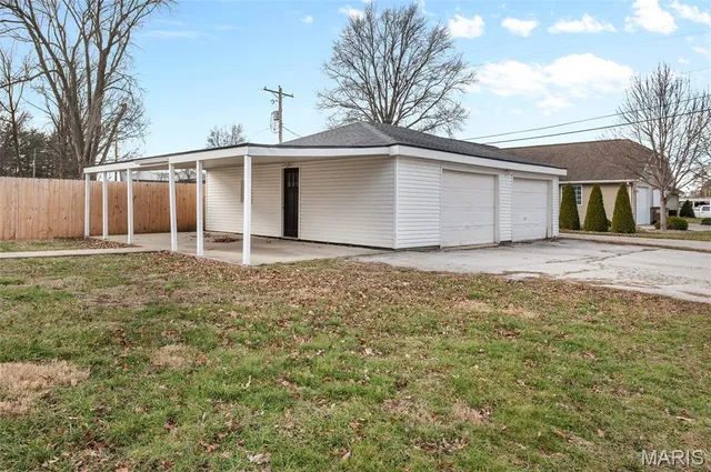 $210,000 | 841 North Franklin Street, Staunton, IL 62088