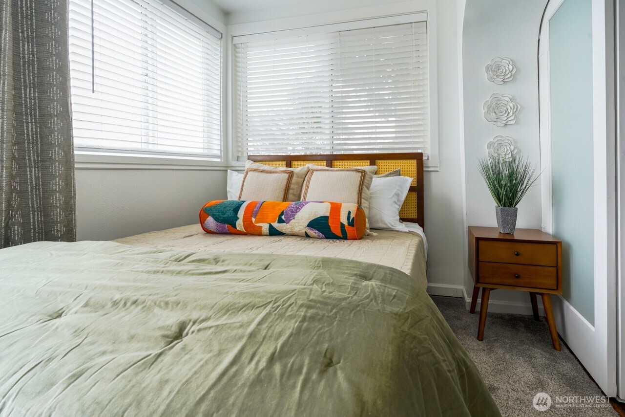4027 Beach Drive Southwest, Unit 2 Seattle, WA 98116 - Photo 3 of 30 a bed sitting in a bedroom next to a window