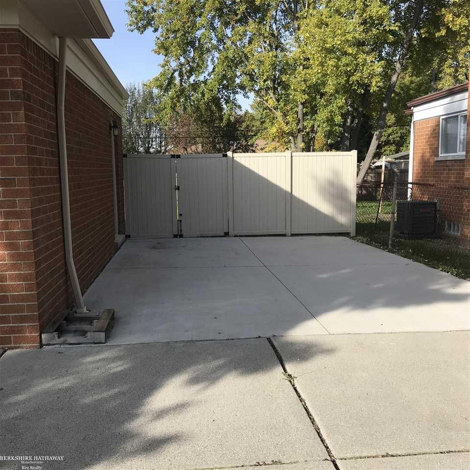 32015 Schoenherr Road Warren, MI 48088 - Photo 14 of 17 31363858-13.JPG