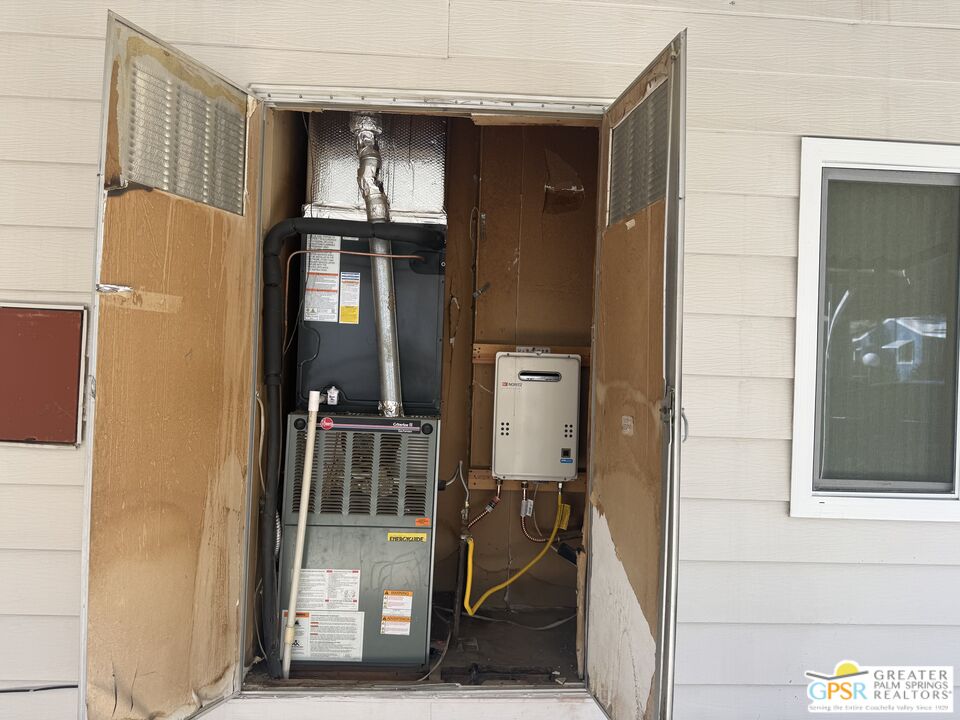 15500 Bubbling Wells Road, Unit 286 Desert Hot Springs, CA 92240 - Photo 26 of 50 a view of an entryway with a door